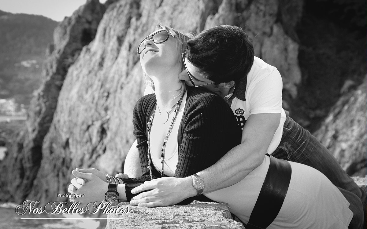 Shooting photo de couple à Antibes, séance photo couple en extérieur à Antibes, photographe couple Antibes, cadeau shooting photo couple